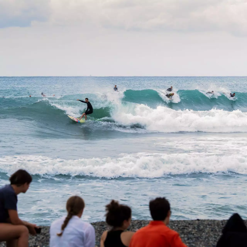 Sportacquatici Surfisti In Acqua Presso La Spiaggia Dei Surfisti Vicino Al Molo Marinai D Italia@2x.7f33c331