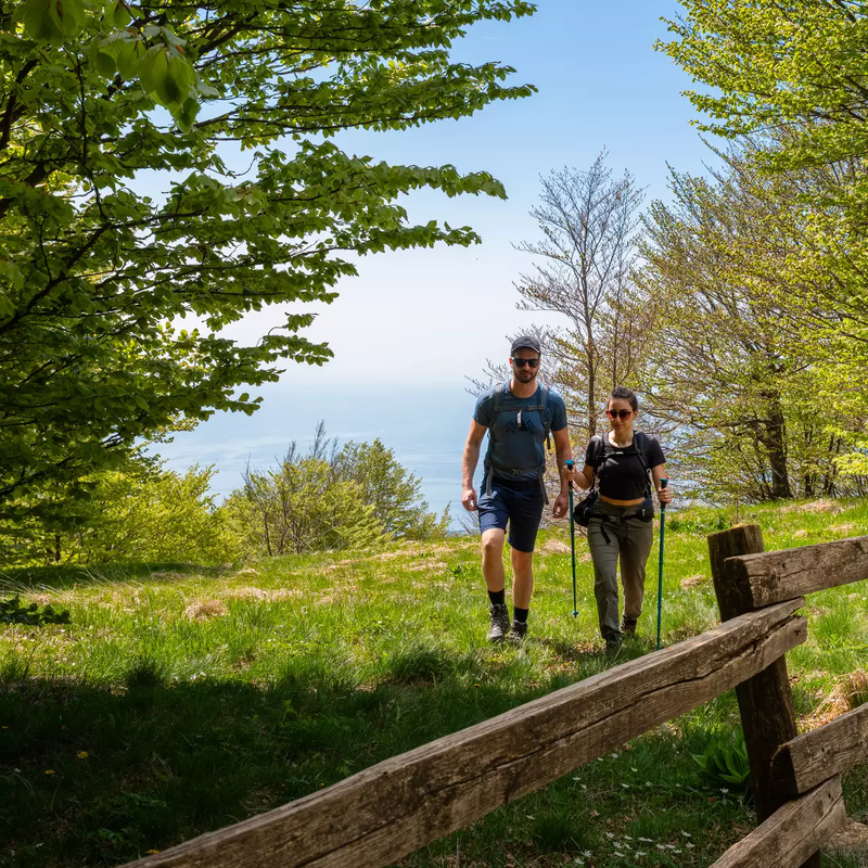Trekking Su Monte Beigua Con Sullo Sfondo Vista Sul Mare 1@2x.d6a6cbd9