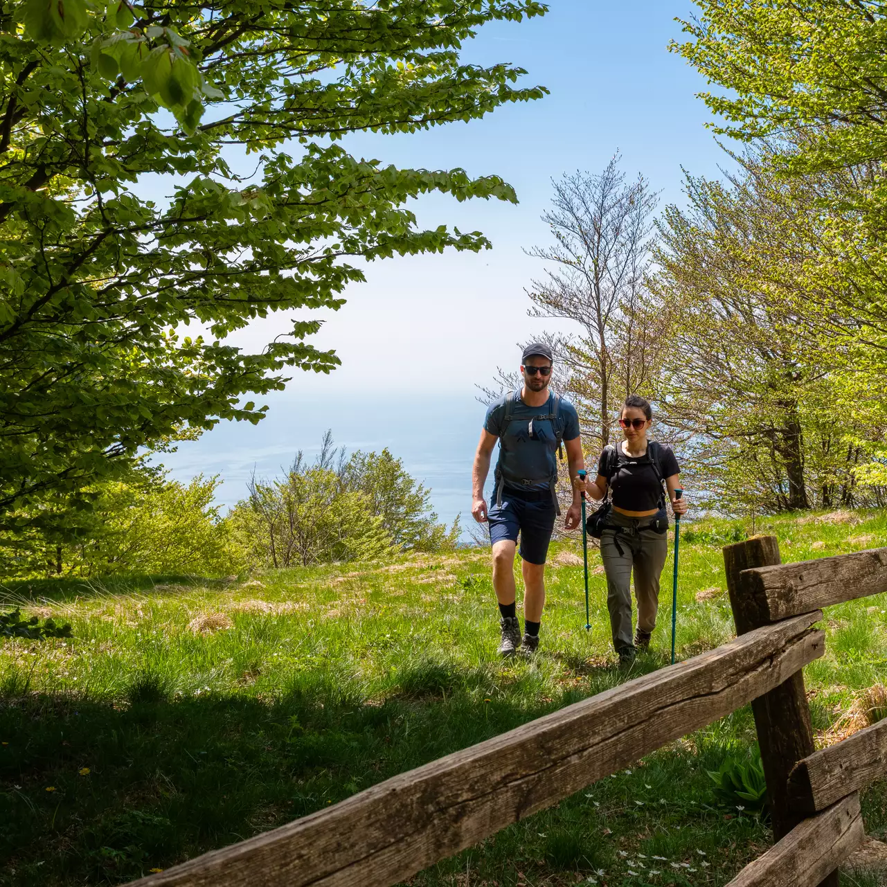 Trekking Su Monte Beigua Con Sullo Sfondo Vista Sul Mare 1@2x.d6a6cbd9
