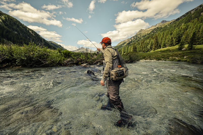 Pescatore In Acqua Alta Montagna